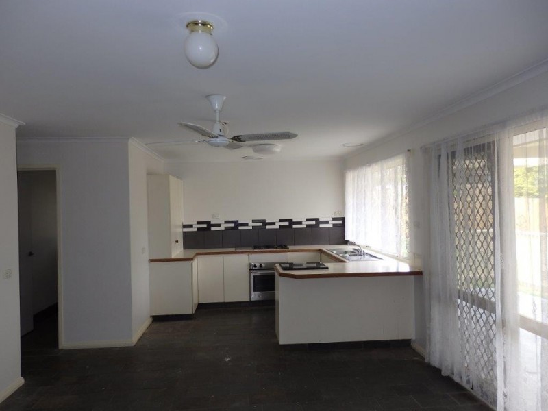 10 WILLOW DRIVE, Hampton Park VIC 3976