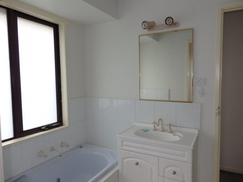 10 WILLOW DRIVE, Hampton Park VIC 3976