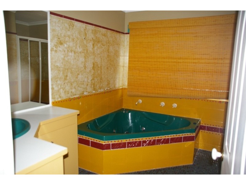 8 Spence Street, Point Vernon QLD 4655