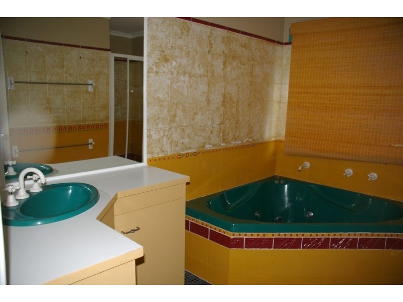 8 Spence Street, Point Vernon QLD 4655