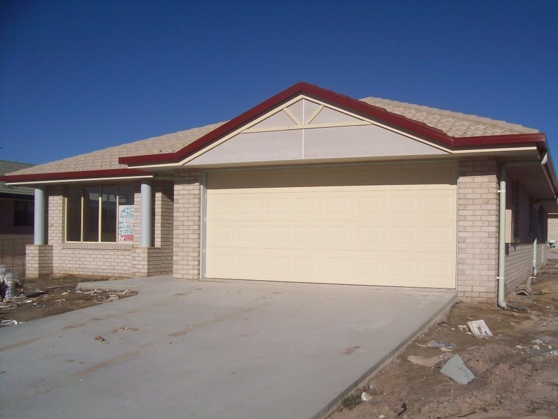 8 Emerald Park Way, Urangan QLD 4655