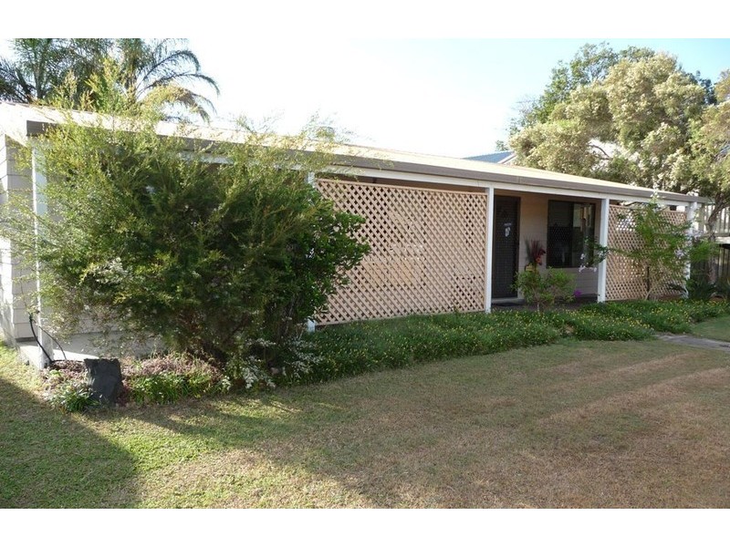 105 Limpus Street, Urangan QLD 4655