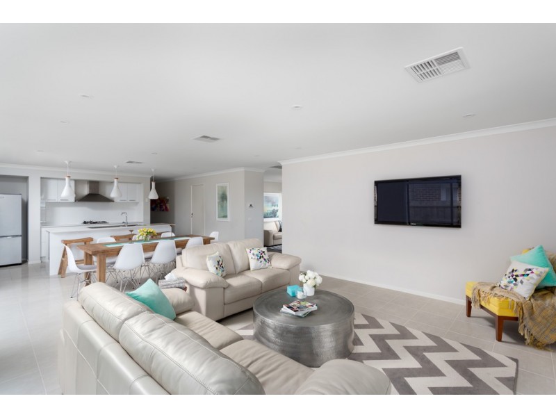 10 Shoalhaven Road, Cowes VIC 3922