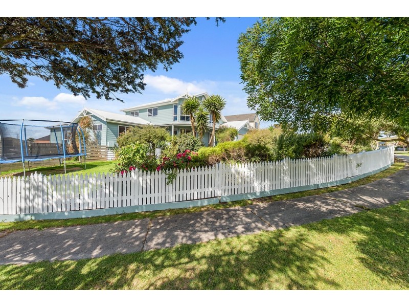 2 Tingara Close, San Remo VIC 3925