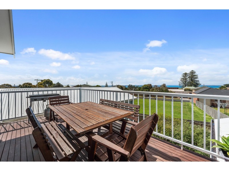 2 Tingara Close, San Remo VIC 3925