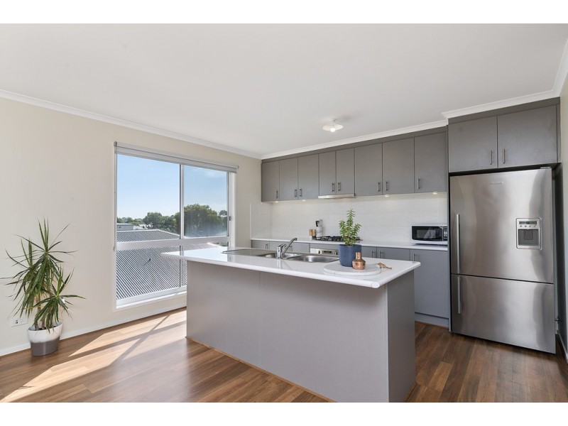 33 Seagrove Way, Cowes VIC 3922