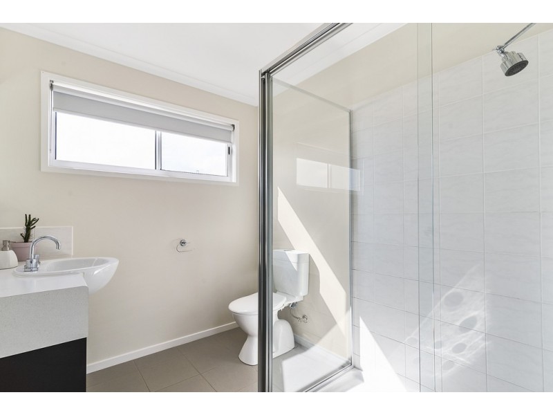 33 Seagrove Way, Cowes VIC 3922