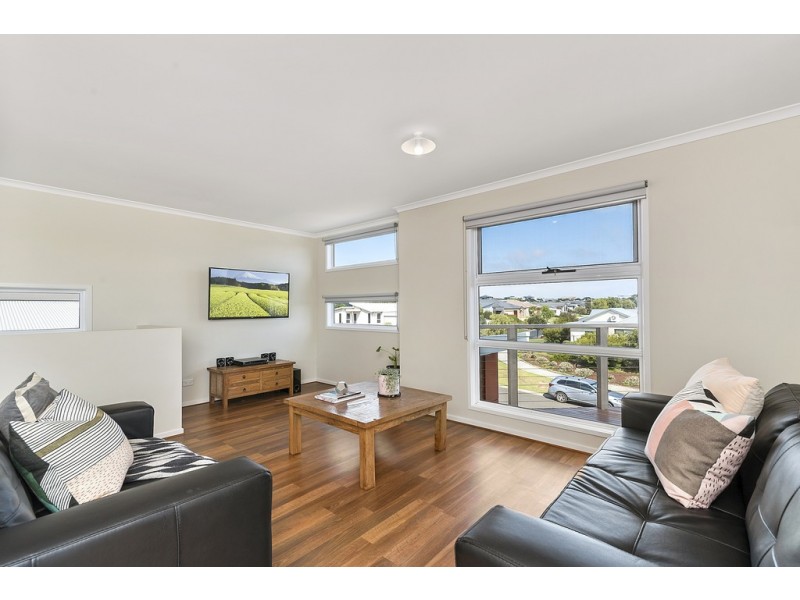33 Seagrove Way, Cowes VIC 3922