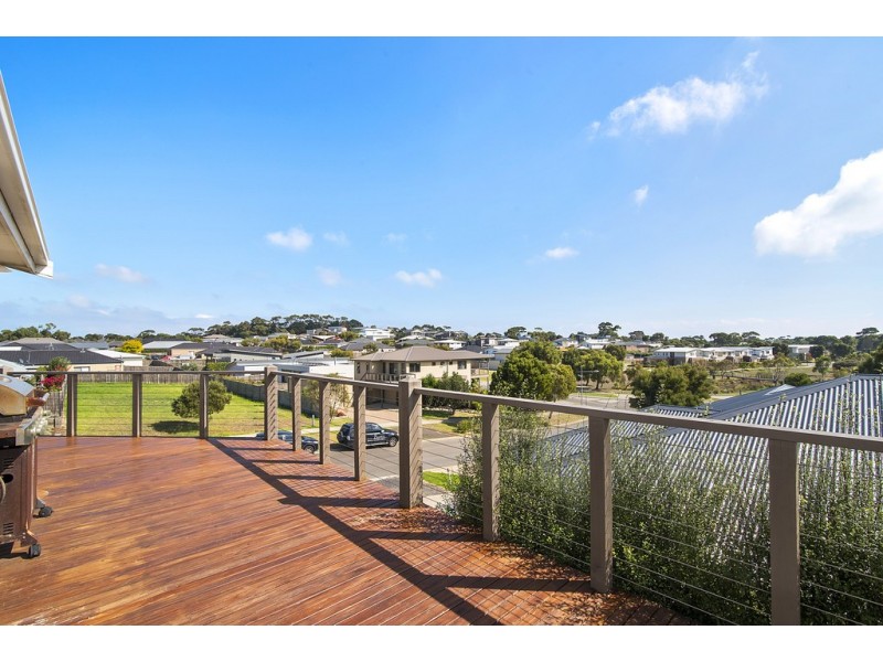 33 Seagrove Way, Cowes VIC 3922