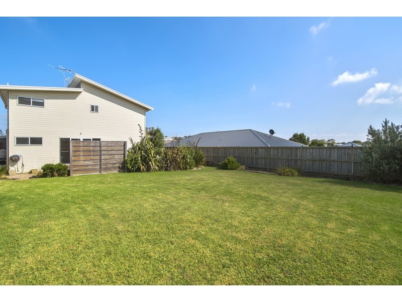 33 Seagrove Way, Cowes VIC 3922