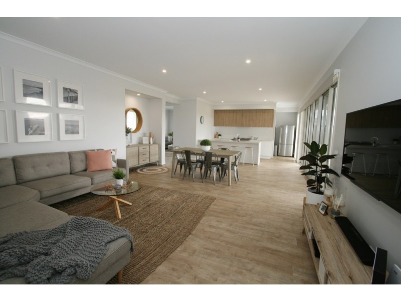 16 Shoalhaven Road, Cowes VIC 3922