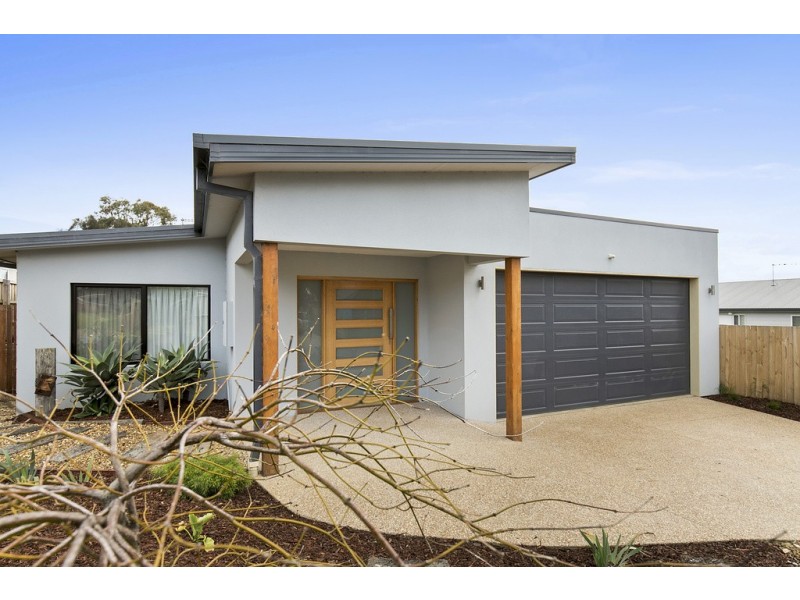 24 Castle Combe Circuit, Cowes VIC 3922