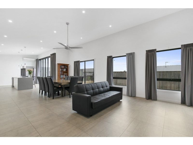 24 Castle Combe Circuit, Cowes VIC 3922