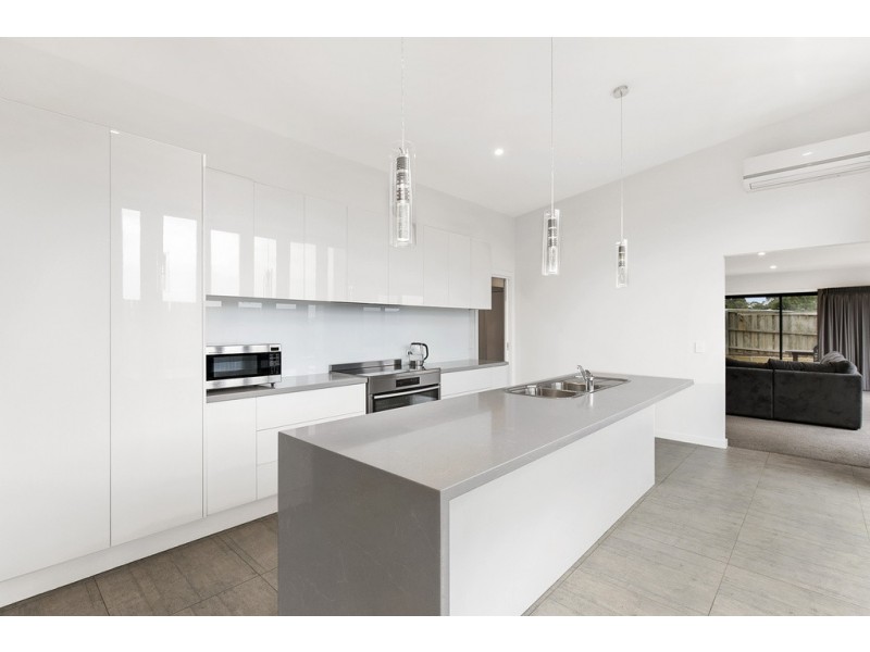 24 Castle Combe Circuit, Cowes VIC 3922