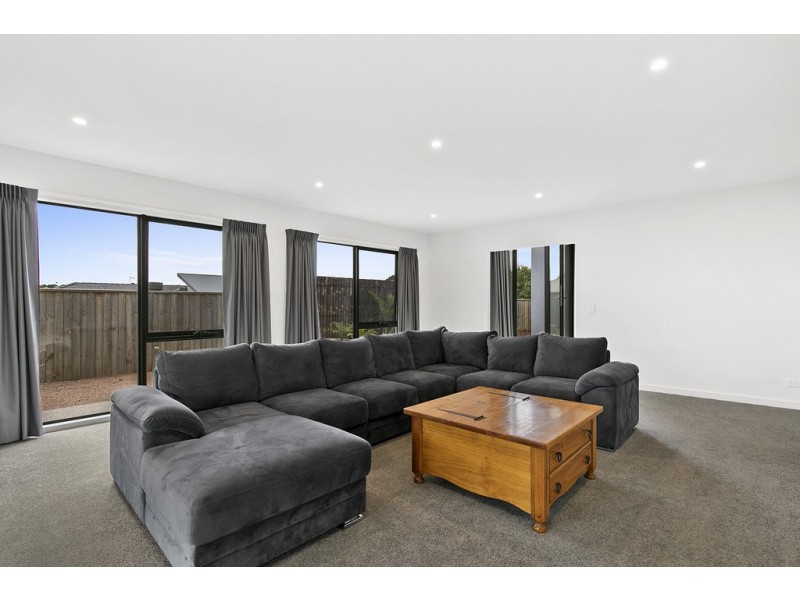 24 Castle Combe Circuit, Cowes VIC 3922