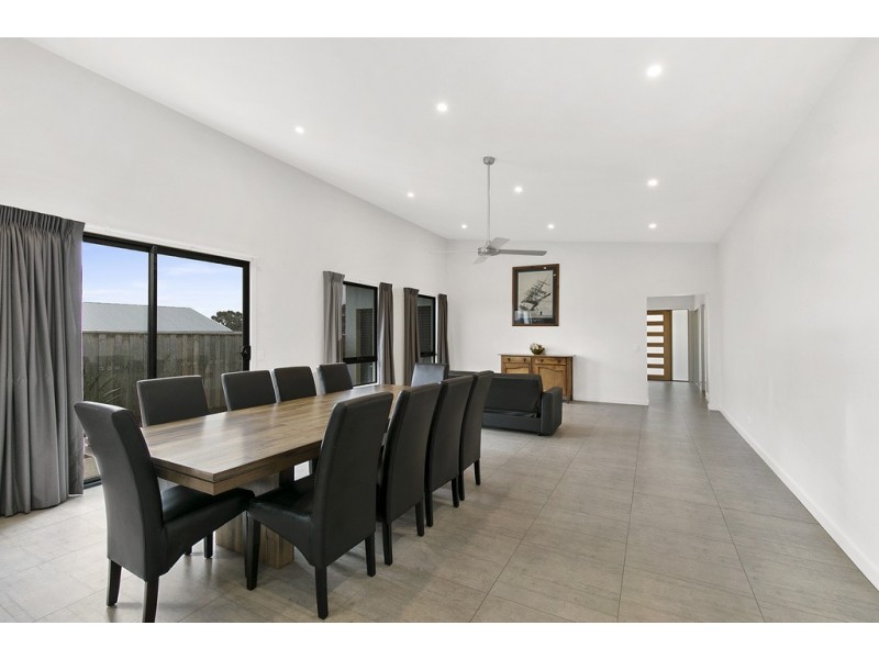 24 Castle Combe Circuit, Cowes VIC 3922