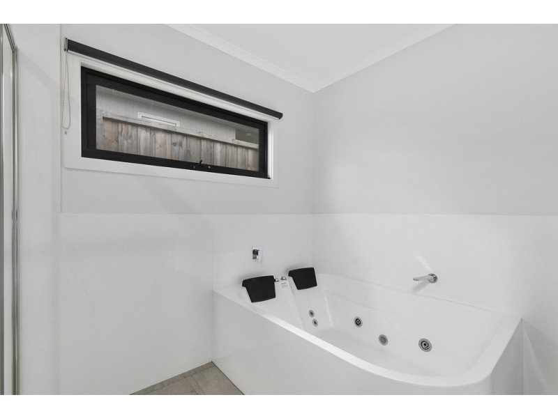 24 Castle Combe Circuit, Cowes VIC 3922