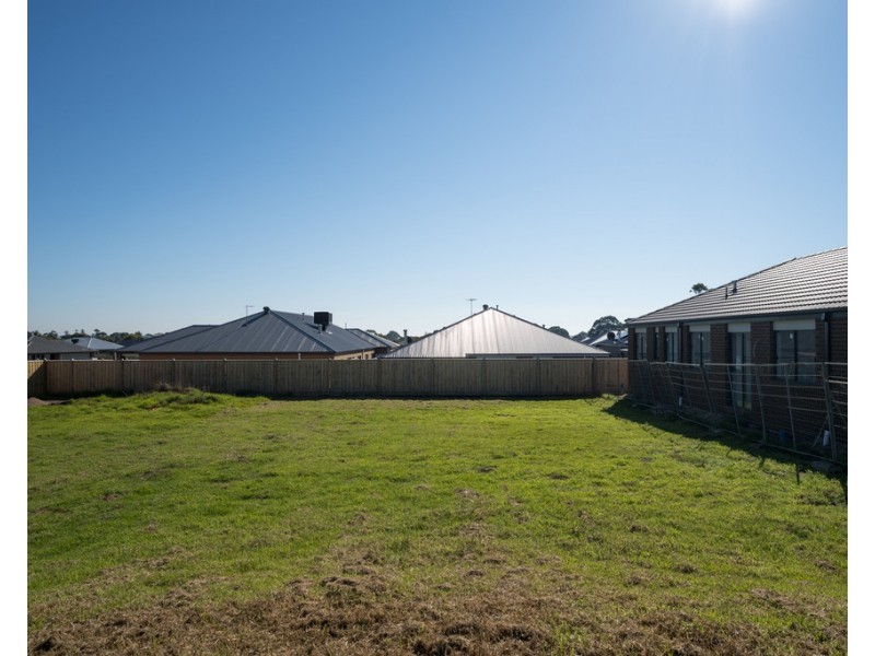 16 Wallaby Grove, Cowes VIC 3922
