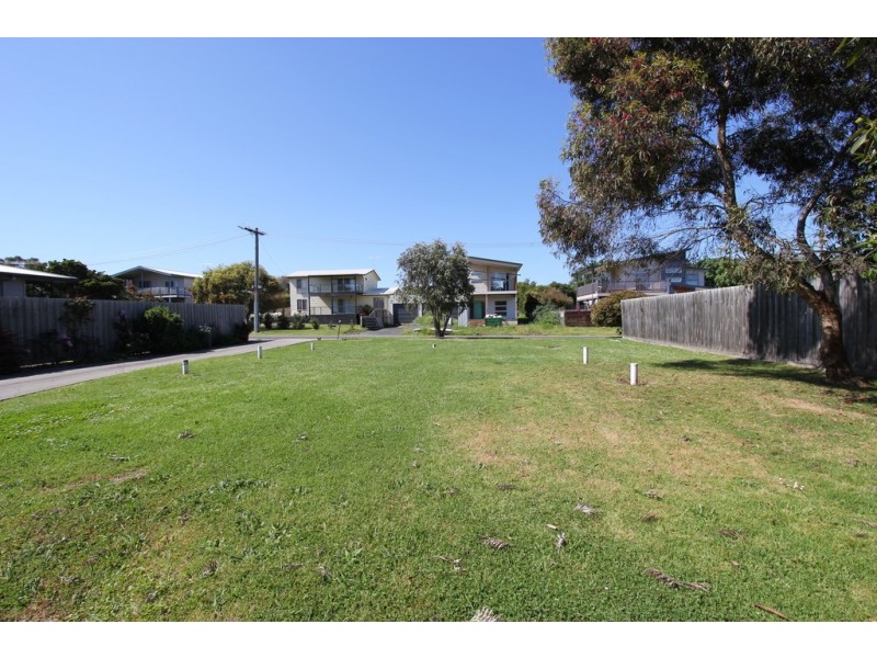 16 Leslie Avenue, Cowes VIC 3922