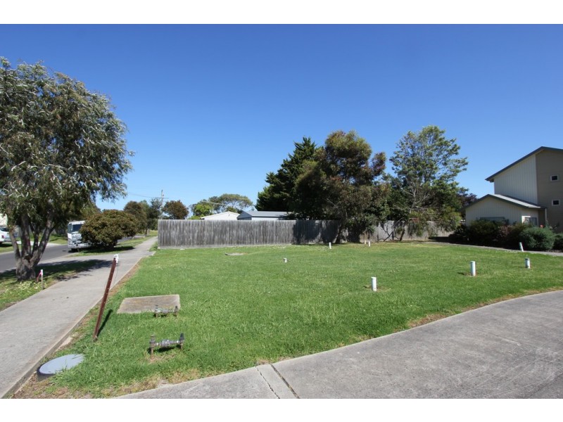 16 Leslie Avenue, Cowes VIC 3922