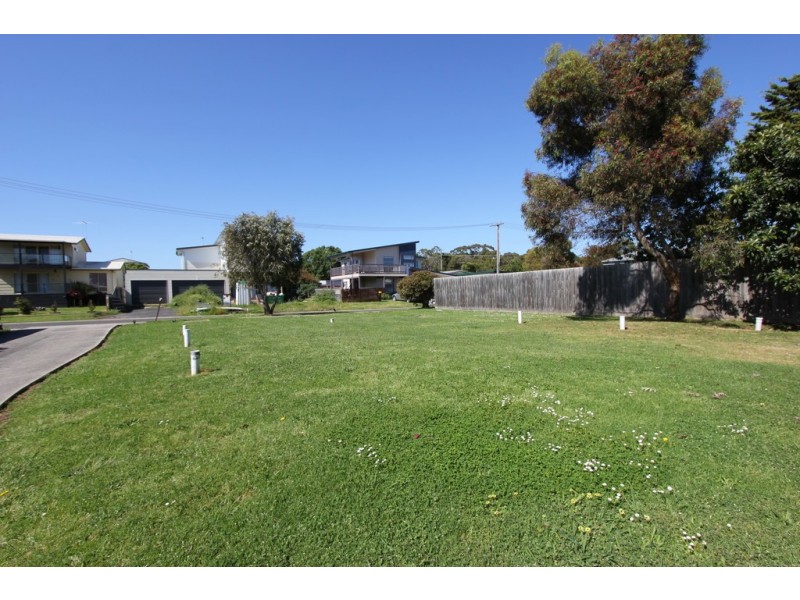 16 Leslie Avenue, Cowes VIC 3922