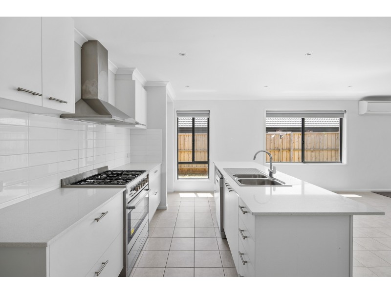 29 Castle Combe Circuit, Cowes VIC 3922