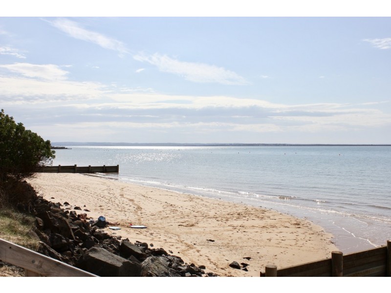 2/17 Broughton Avenue, Cowes VIC 3922