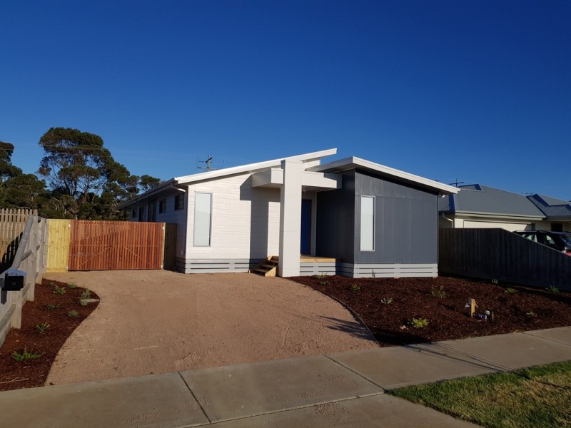 15 Castle Combe Circuit, Cowes VIC 3922