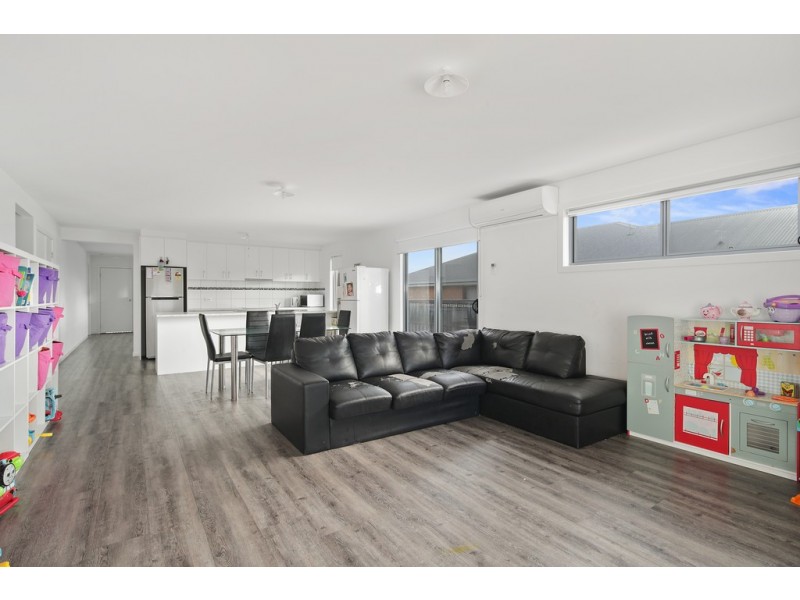 15 Castle Combe Circuit, Cowes VIC 3922