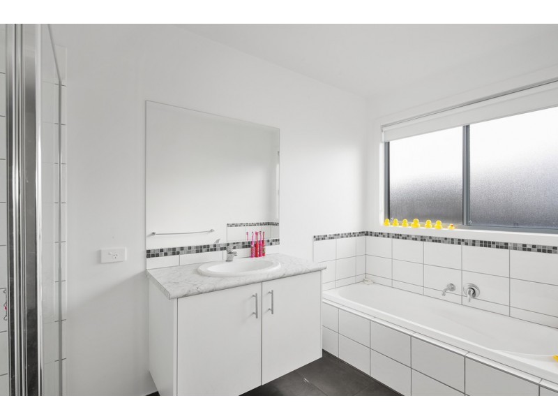 15 Castle Combe Circuit, Cowes VIC 3922