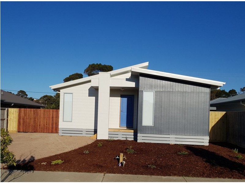 15 Castle Combe Circuit, Cowes VIC 3922