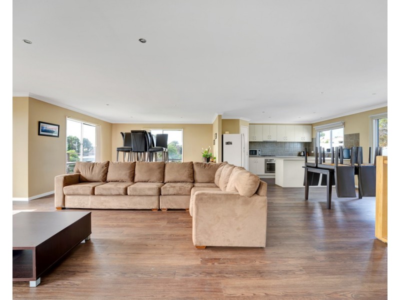 15 Lawrence Avenue, Cowes VIC 3922