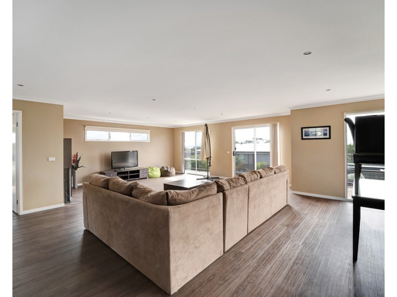 15 Lawrence Avenue, Cowes VIC 3922