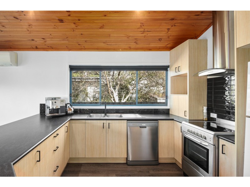 8 Sunderland Bay Road, Sunderland Bay VIC 3922