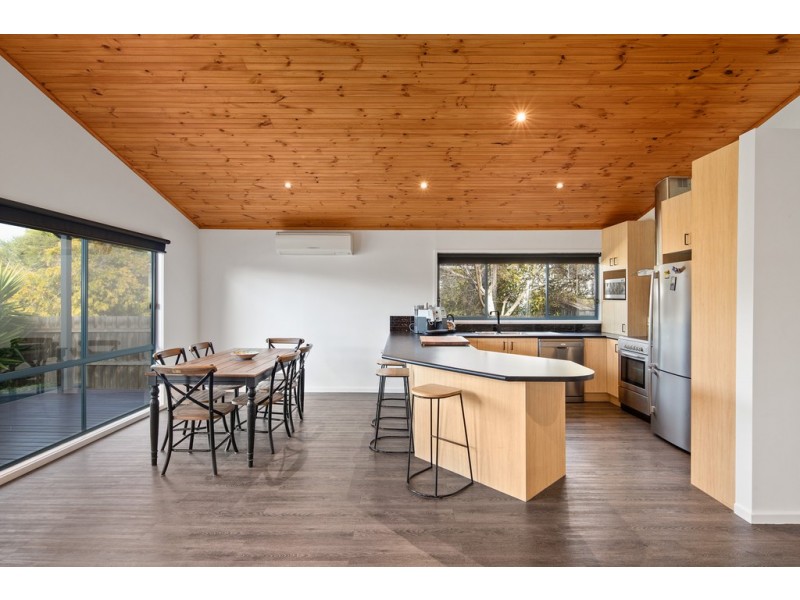 8 Sunderland Bay Road, Sunderland Bay VIC 3922