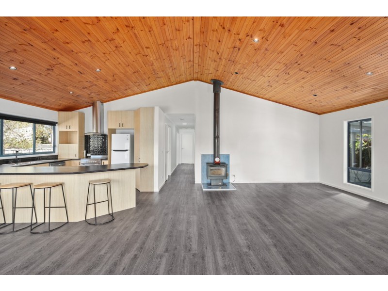 8 Sunderland Bay Road, Sunderland Bay VIC 3922