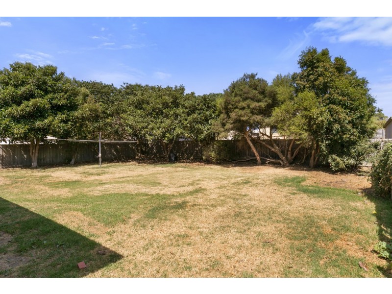 18 Robert Drive, Cowes VIC 3922