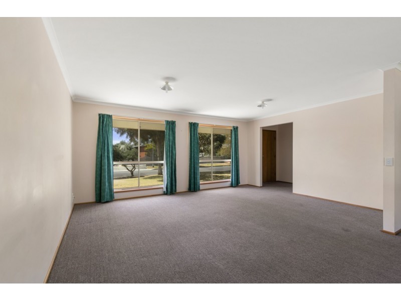 18 Robert Drive, Cowes VIC 3922
