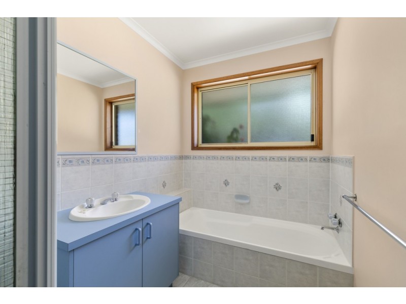 18 Robert Drive, Cowes VIC 3922