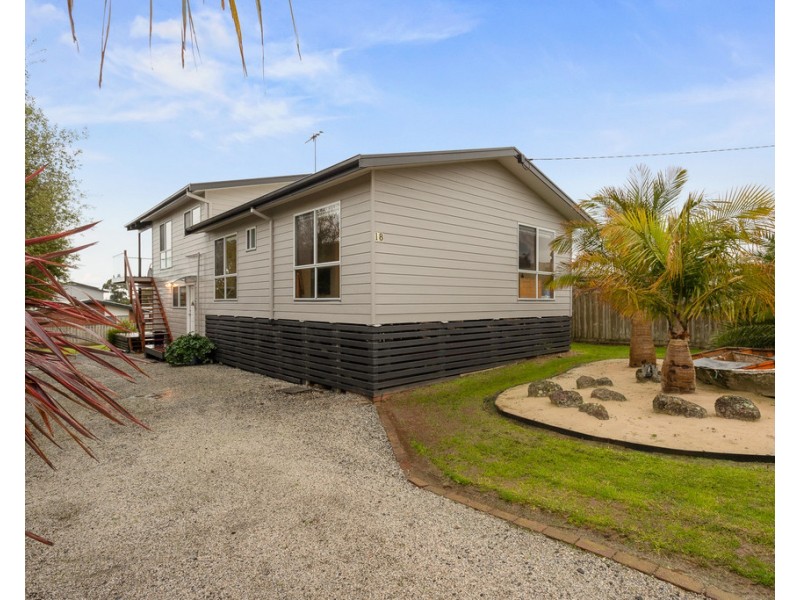 18 Boonderabbi Way, Cowes VIC 3922
