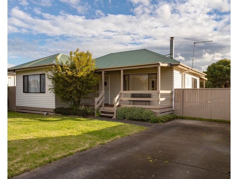 2 Pine Avenue, Cowes VIC 3922