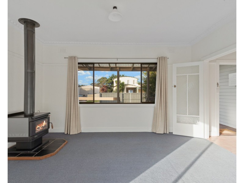 2 Pine Avenue, Cowes VIC 3922