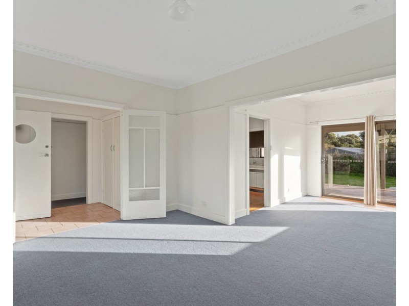 2 Pine Avenue, Cowes VIC 3922