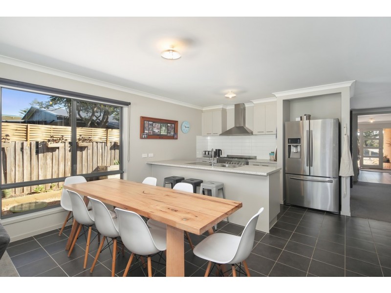 21 Phillip Island Road, Sunderland Bay VIC 3922