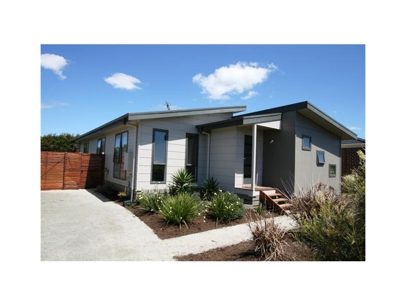 13 Rosella Grove, Cowes VIC 3922