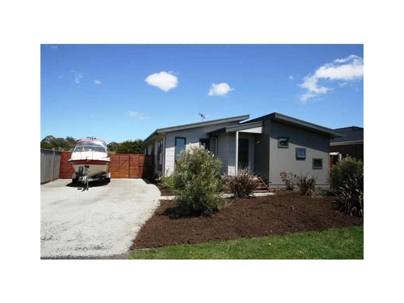 13 Rosella Grove, Cowes VIC 3922