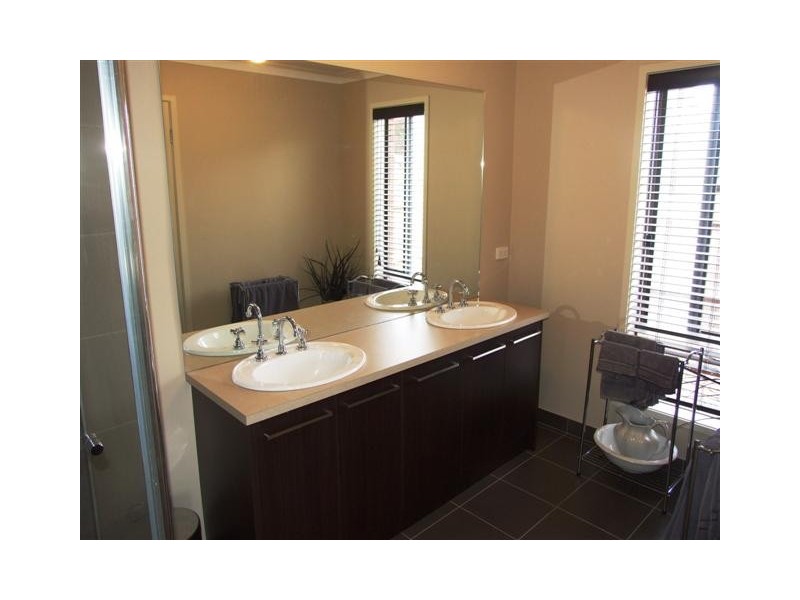 23 Robert Drive, Cowes VIC 3922