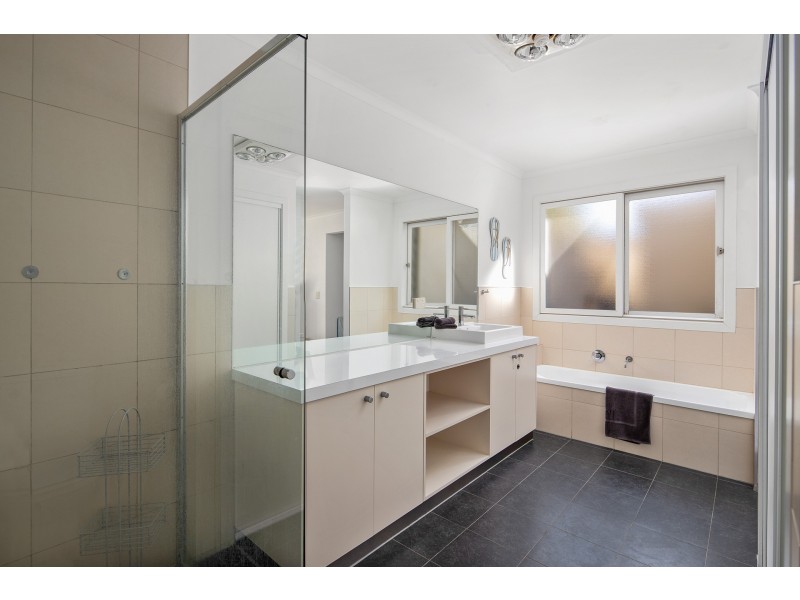 1 Iona Court, Cowes VIC 3922