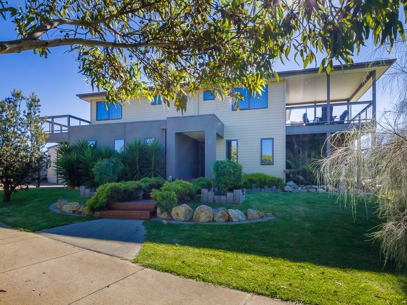 1 Kingfisher Way, Cowes VIC 3922