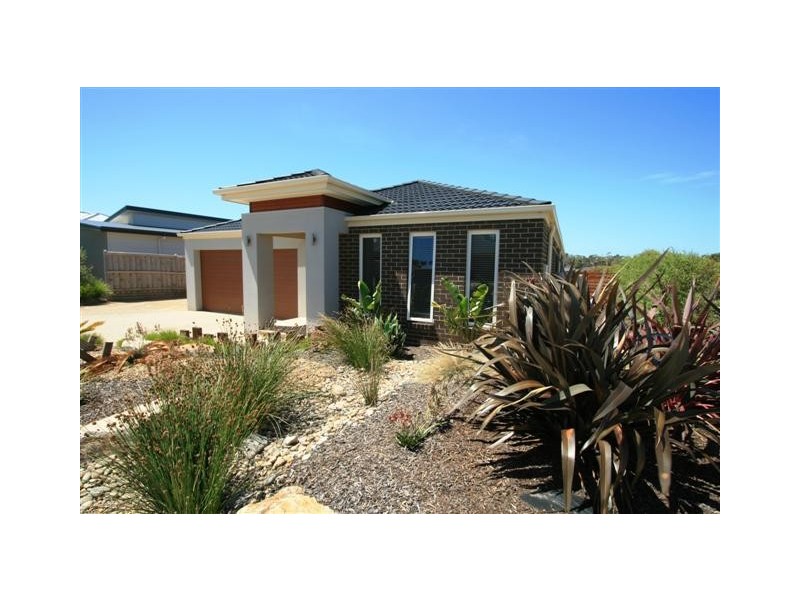 17 Lomandra Drive, Cowes VIC 3922